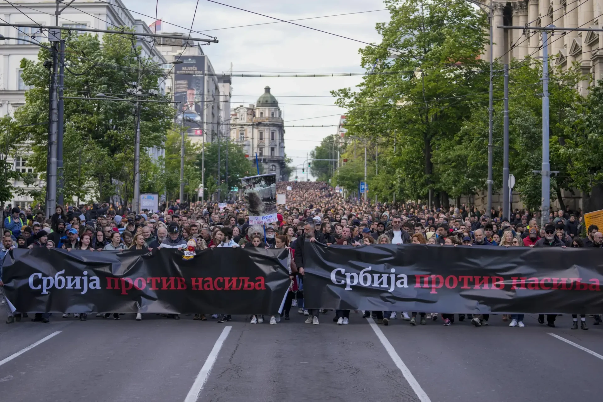 Más protestas contra la violencia en Serbia mientras las autoridades rechazan las críticas y demandas de la oposición