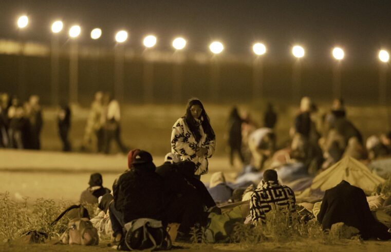 Migrantes cruzan la frontera de EE. UU. en las últimas horas antes de que expire el Título 42
