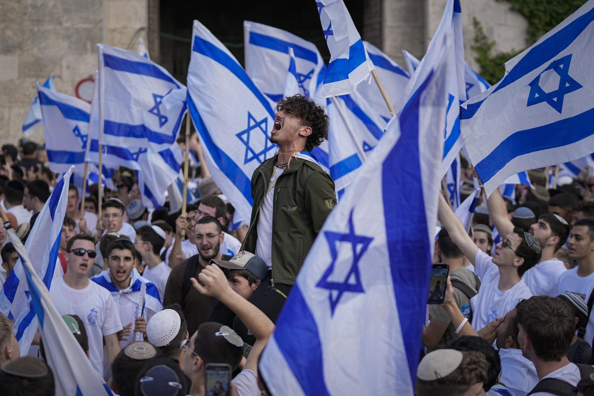 Multitudes israelíes cantan consignas racistas y se burlan de los palestinos durante la marcha en Jerusalén