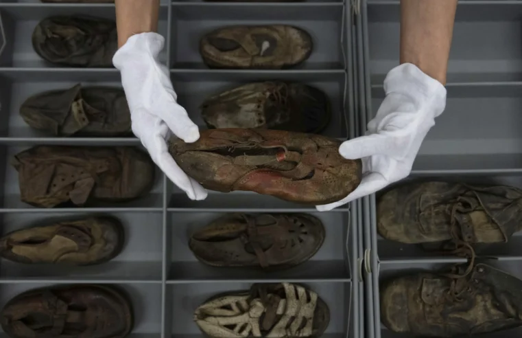 Museo de Auschwitz inicia emotivo trabajo de conservación de 8.000 zapatos de niños asesinados
