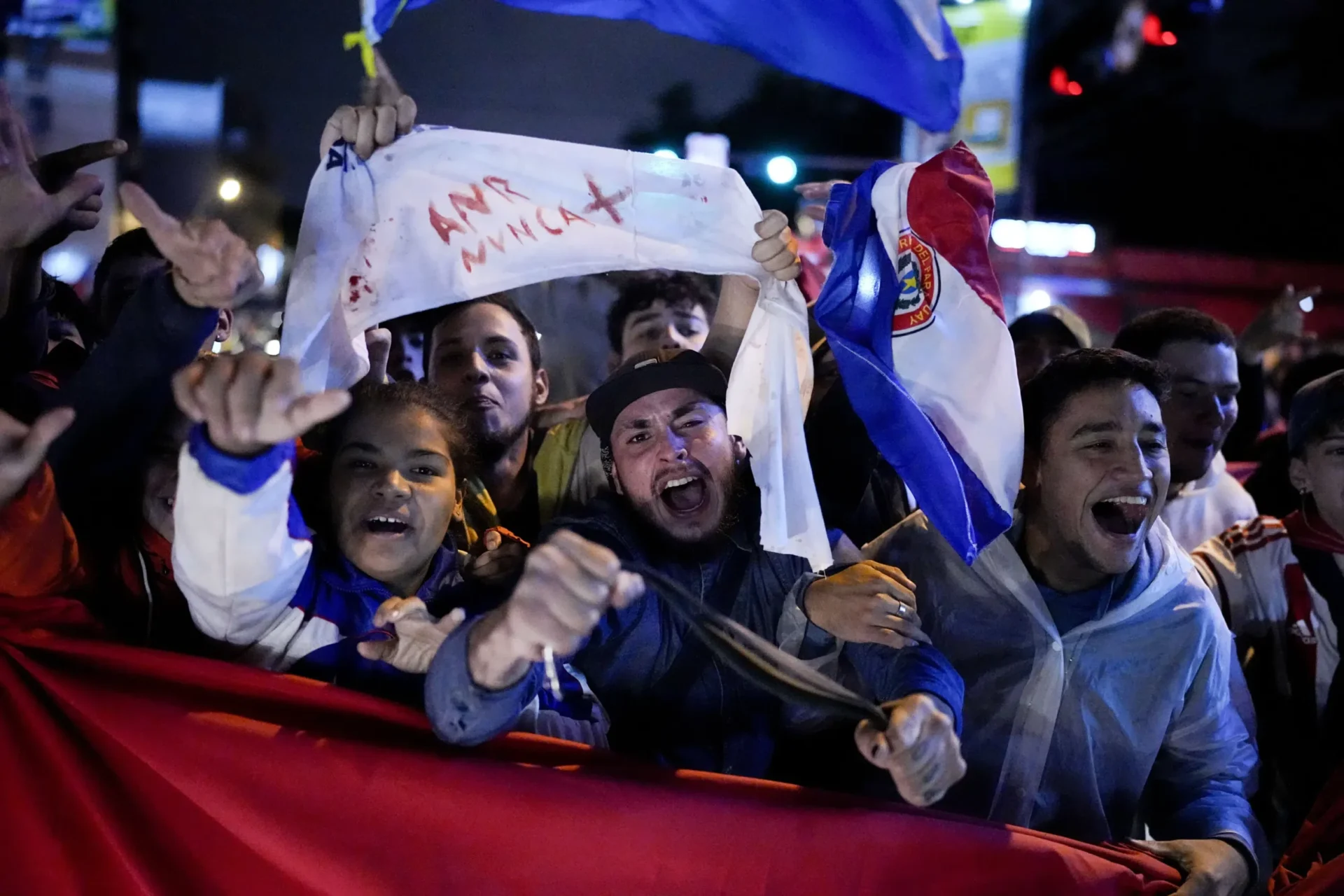 Paraguay: candidato populista incendia a manifestantes tras votación