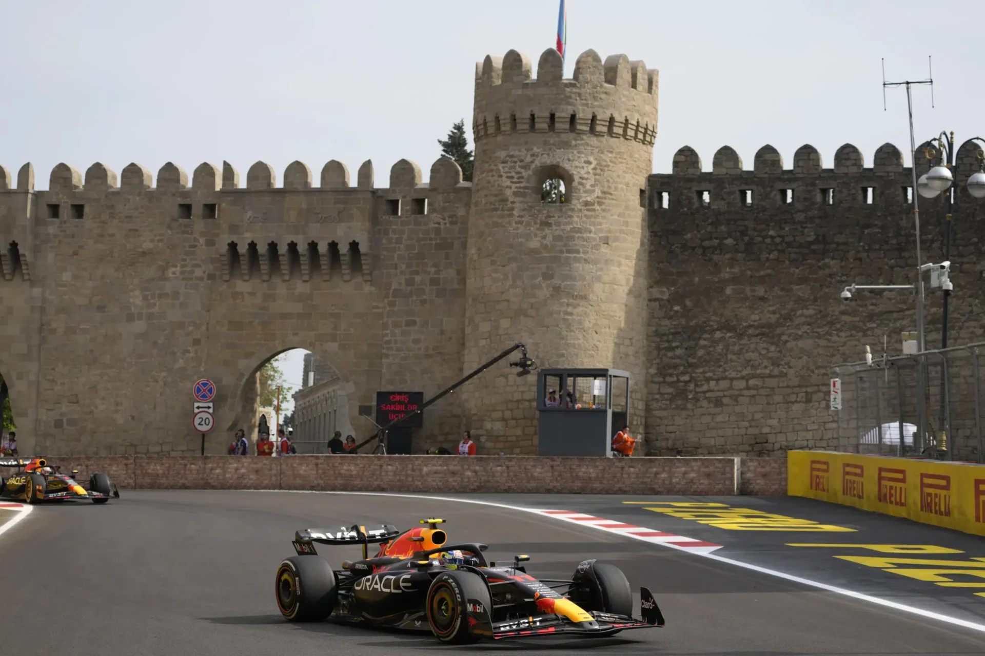 Pérez vence a Verstappen y gana el Gran Premio de Azerbaiyán