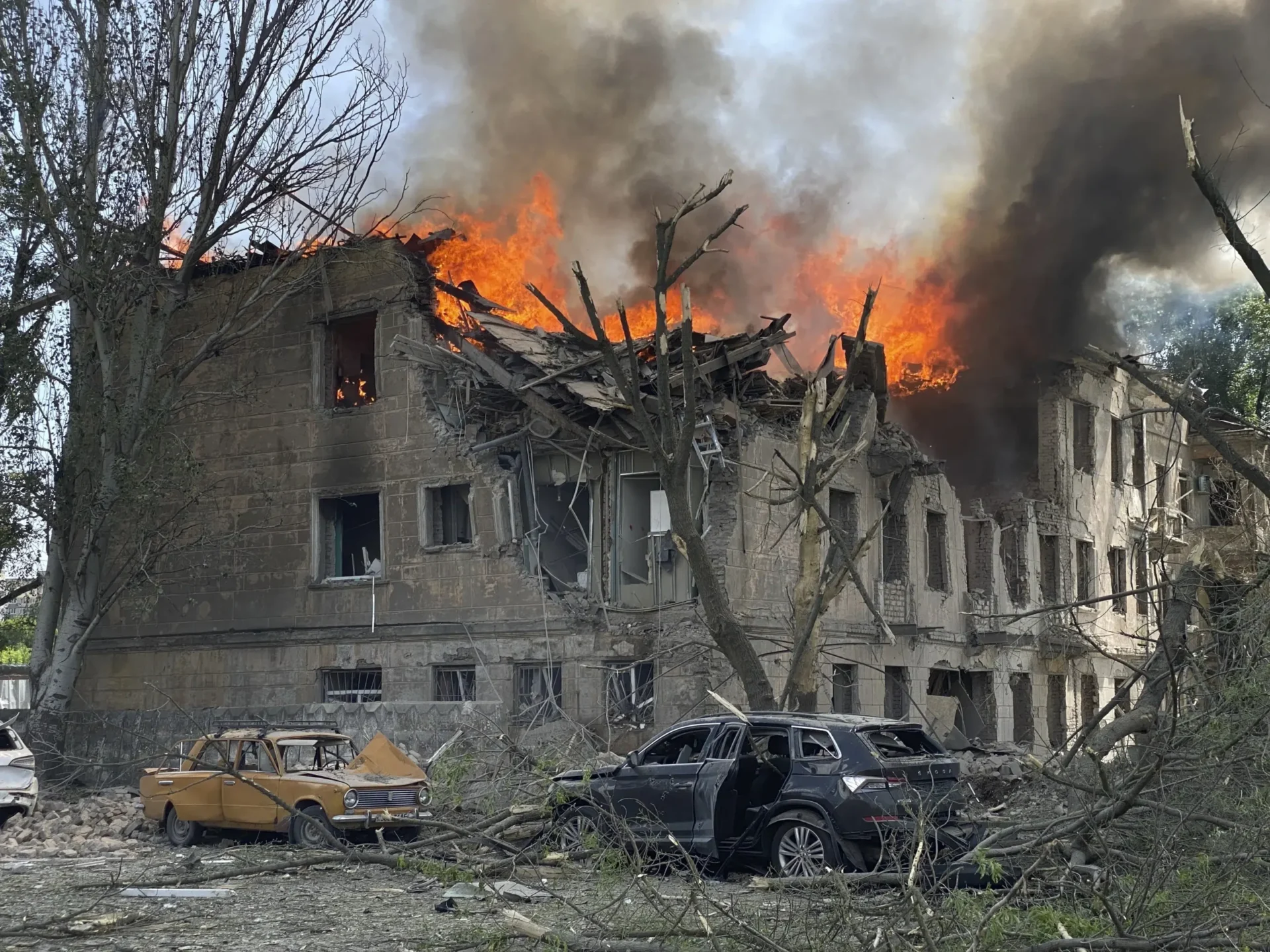 Rusia dice que sus regiones fronterizas fueron atacadas;  Las fuerzas de Moscú atacan una clínica en una ciudad del centro de Ucrania