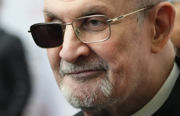 Salman Rushdie honrado en la gala de PEN America, primera aparición en persona desde el apuñalamiento