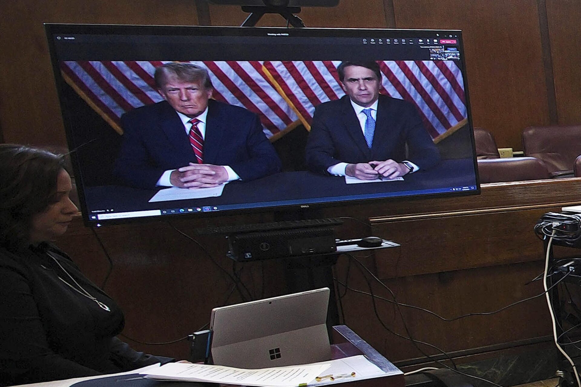 Trump hace aparición en video en caso penal de Nueva York, fecha de juicio fijada para la temporada de primarias de marzo