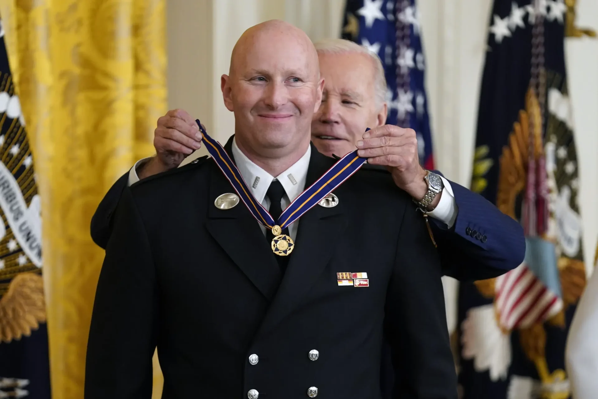 ‘Verdadero heroísmo:’ Biden honra a 9 con la Medalla al Valor, incluidos 2 policías de la policía de Nueva York asesinados durante una llamada al 911