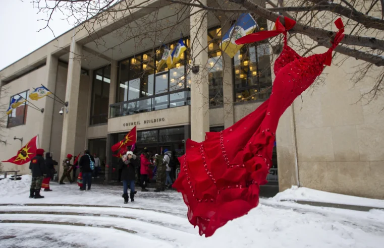 Vestidos de rojo, familias indígenas honran a familiares desaparecidos