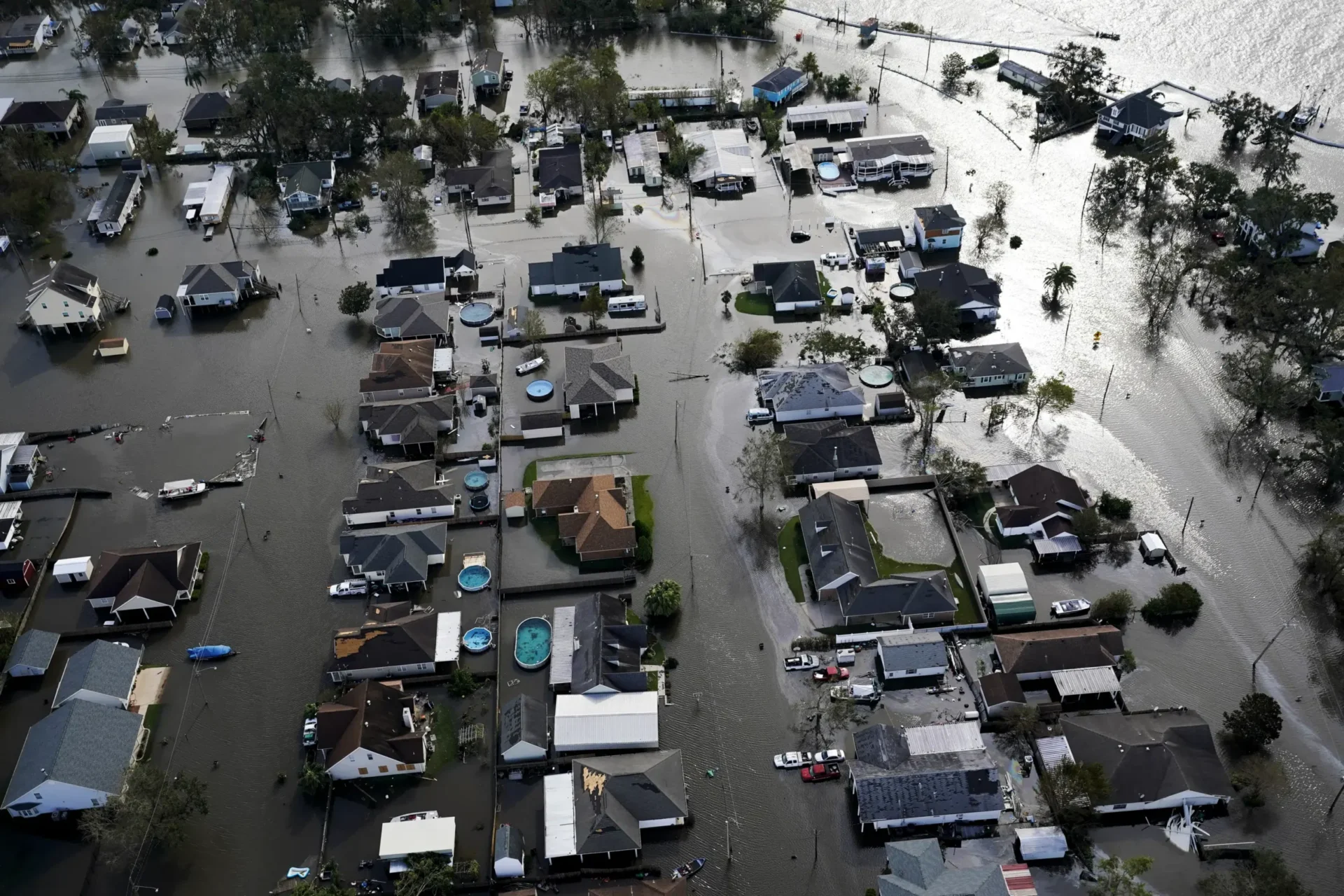 ¿Qué tan ocupada será la temporada de huracanes en el Atlántico?  Depende de quién gane insólita batalla de titanes climáticos