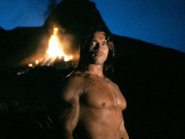 Arnold Schwarzenegger en el set de Conan el Bárbaro