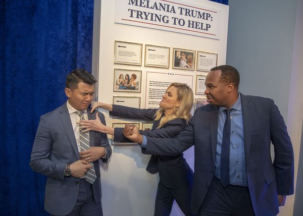 Ronny Chieng, Desi Lydic y Roy Wood Jr durante The Daily Show