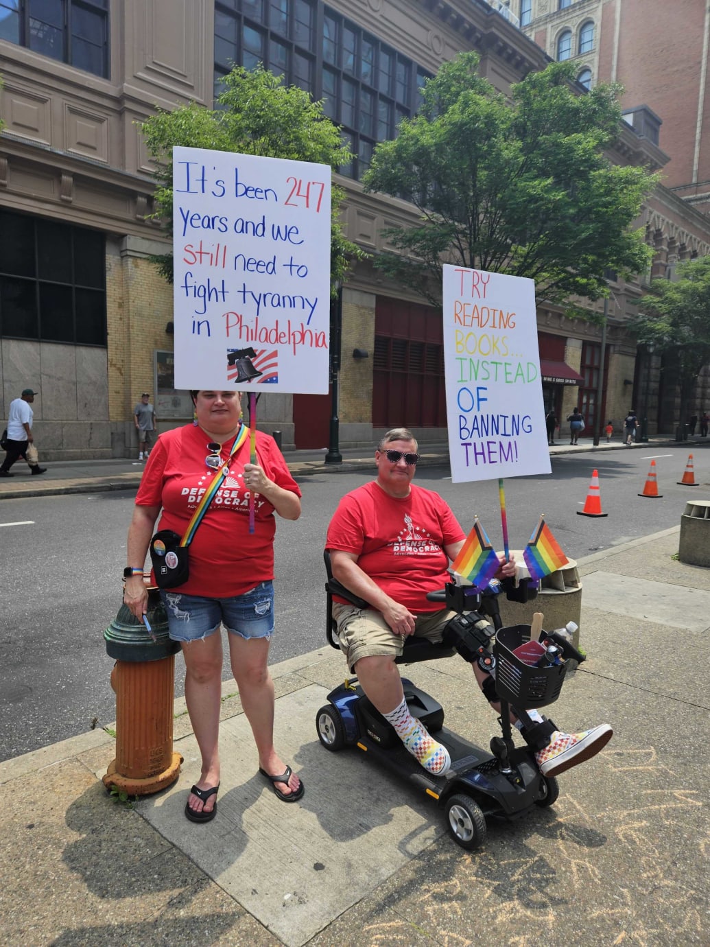 Los manifestantes se opusieron a las prohibiciones de libros de Moms For Liberty y la agenda anti-LGBTQ del grupo. 