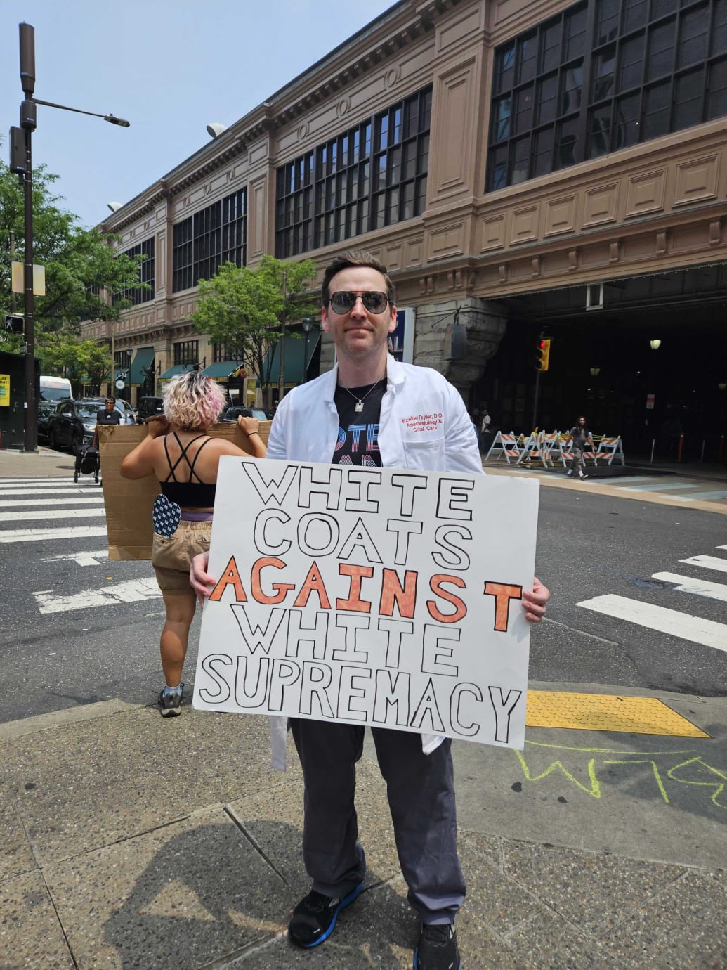 Un médico protestó contra Moms For Liberty en la cumbre del grupo en Filadelfia.