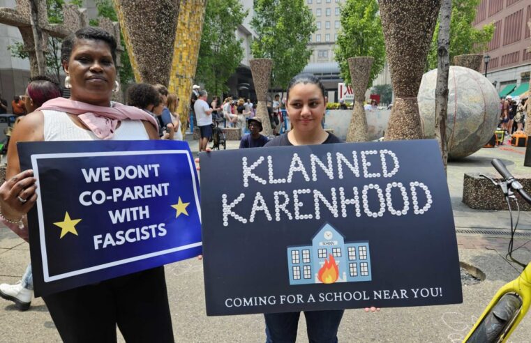Los manifestantes critican a las madres por la Cumbre de la Libertad en Filadelfia: ‘Klanned Karenhood’