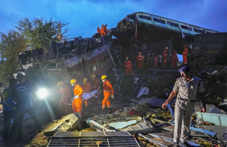 Accidente de tren en India deja más de 280 muertos y 900 heridos en uno de los peores desastres ferroviarios del país