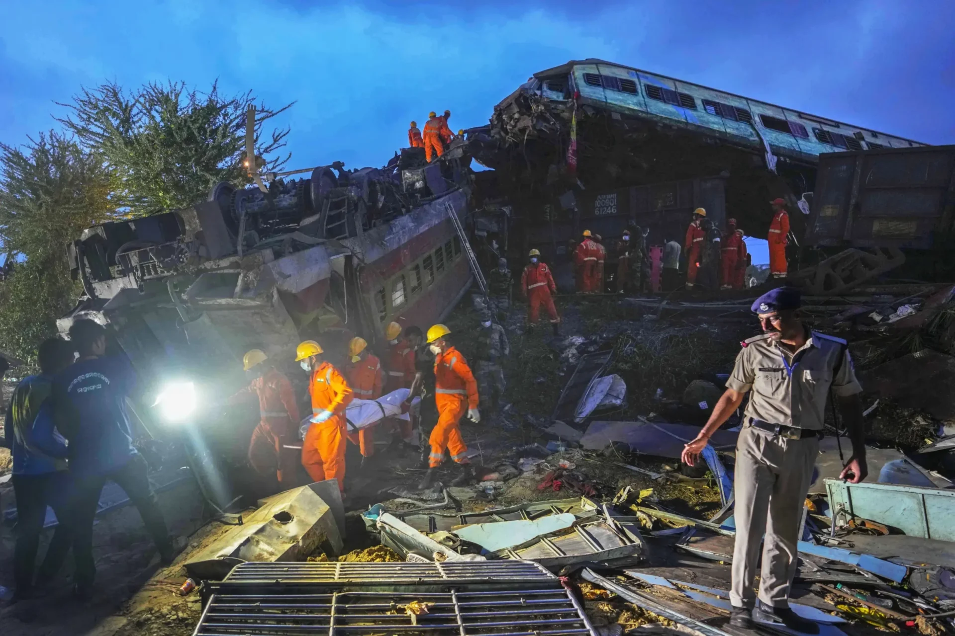 Accidente de tren en India deja más de 280 muertos y 900 heridos en uno de los peores desastres ferroviarios del país