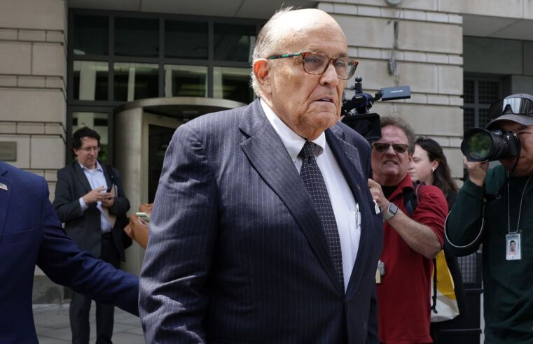 “Circunstancias sospechosas”: Giuliani ahora afirma que el testigo republicano detrás de la acusación de soborno de Biden está muerto