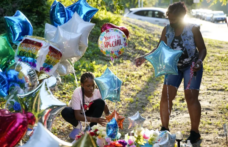 La comunidad lamenta la muerte de un adolescente luego de que el propietario de una gasolinera fuera acusado de asesinato
