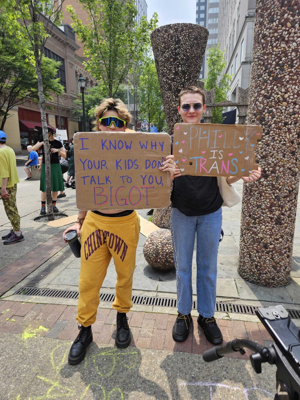 Los manifestantes en Filadelfia rechazaron la agenda anti-LGBTQ de Moms For Liberty. 