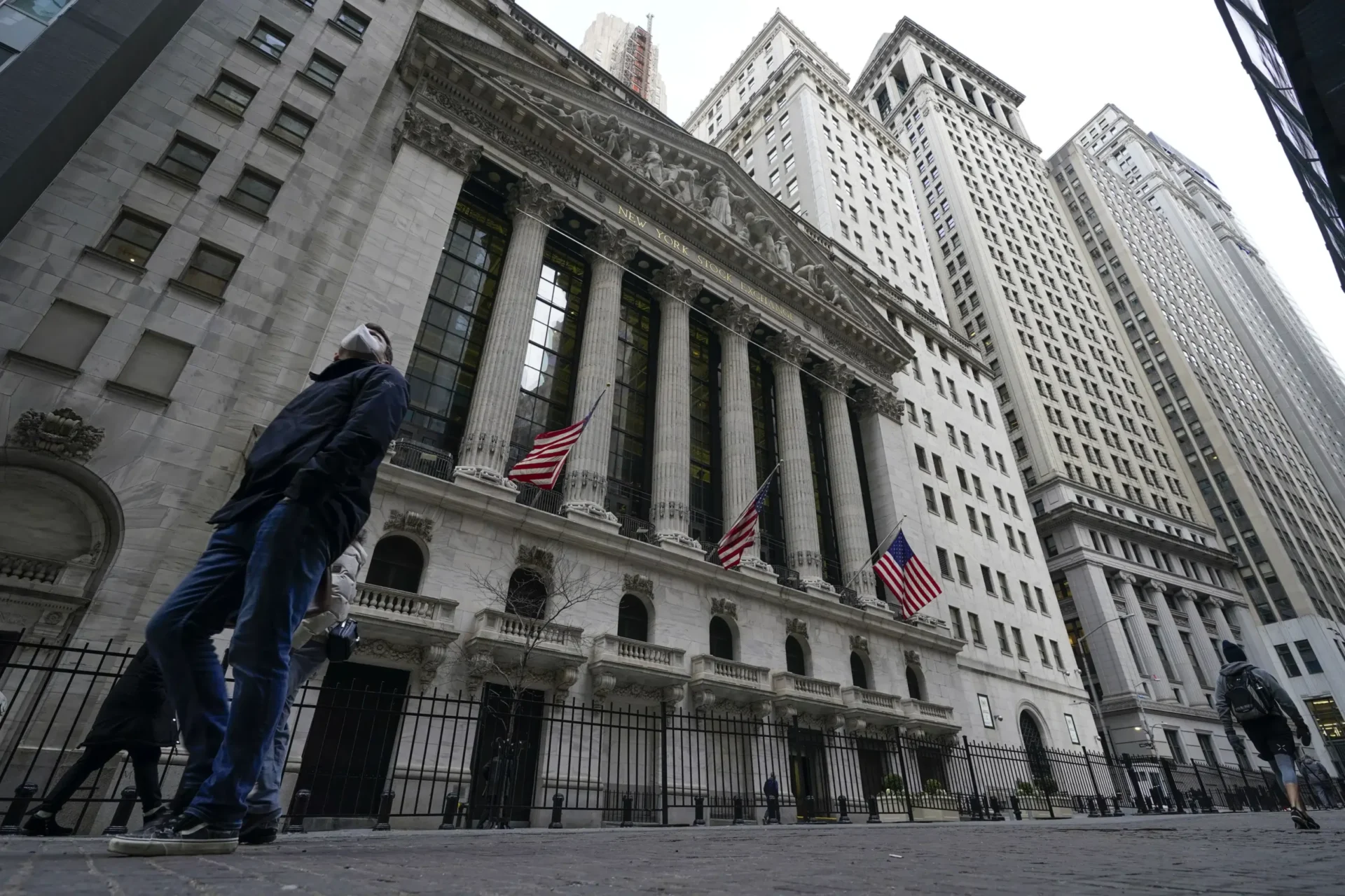 Mercado de valores hoy: Wall Street salta, casi escapa de su mercado bajista después de un sólido informe de empleo