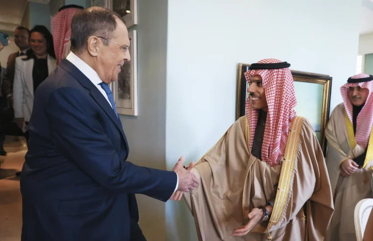 Ministro ruso asiste a reunión de economías en desarrollo mientras el bloque analiza agregar a Arabia Saudita e Irán