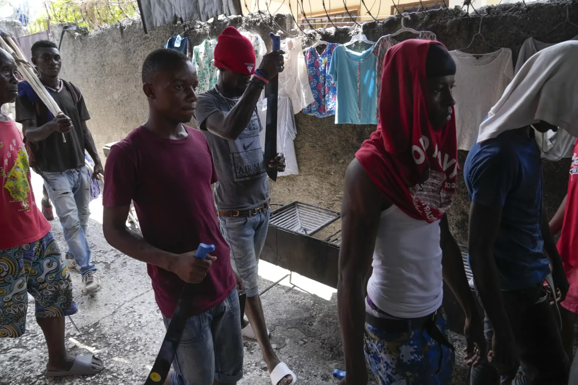 Vigilantes en Haití contraatacan a mafiosos con brutal justicia callejera