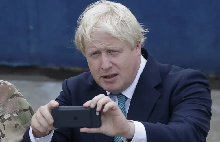 ¿Por qué la gente en Gran Bretaña habla de los mensajes de WhatsApp de Boris Johnson?