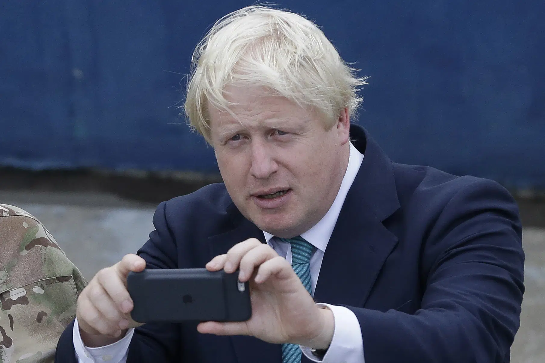 ¿Por qué la gente en Gran Bretaña habla de los mensajes de WhatsApp de Boris Johnson?