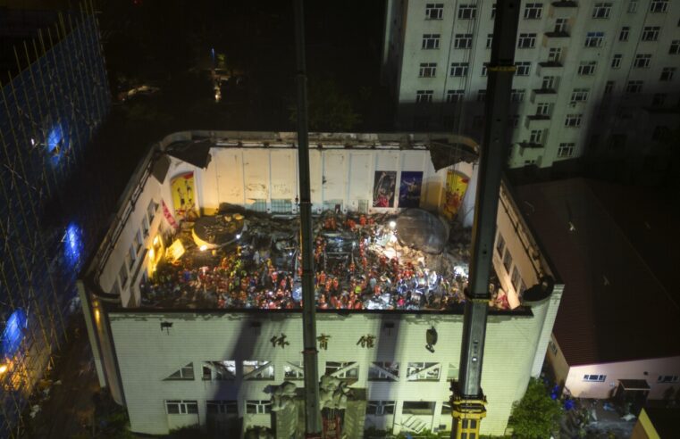 11 muertos al derrumbarse el techo del gimnasio de una escuela secundaria en el extremo noreste de China, dicen las autoridades