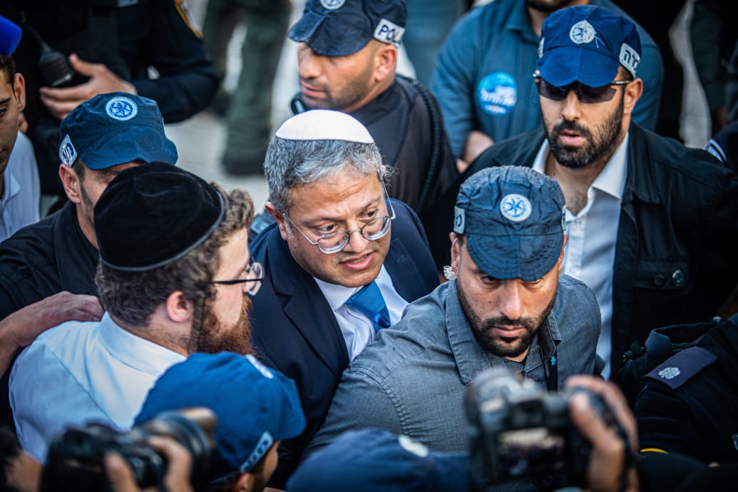 Una fotografía del ministro israelí de Seguridad Nacional, Itamar Ben-Gvir, rodeado de guardaespaldas en la puerta de Damasco en Jerusalén.