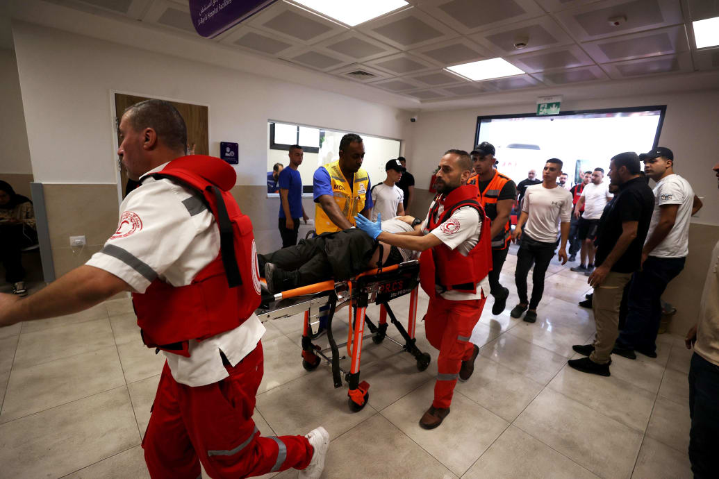 Una fotografía de un palestino herido en una camilla que es llevado a la sala de emergencias en Cisjordania.