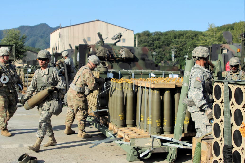 Soldados del Ejército de EE. UU. llevan proyectiles de 155 mm durante un ejercicio militar en Corea del Sur en 2016.