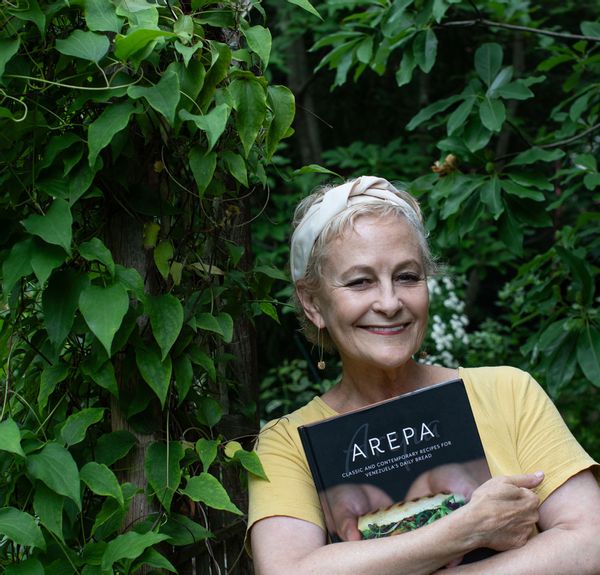 Irena Stein con su libro de cocina, Arepa