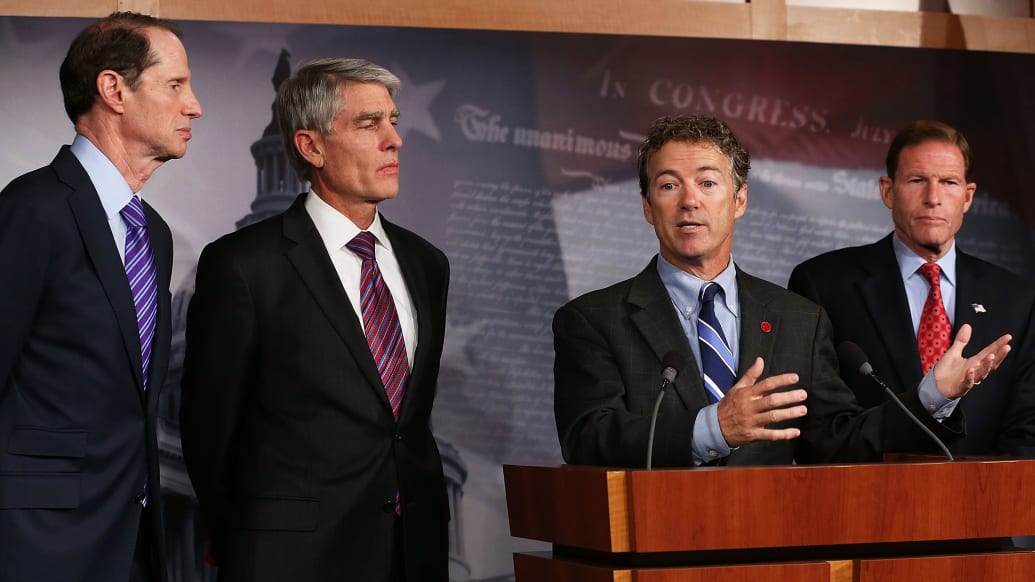 Una foto que incluye al senador estadounidense Rand Paul, el senador Ron Wyden, el senador Mark Udall, el senador estadounidense Richard Blumenthal en Capitol Hill en Washington, DC.