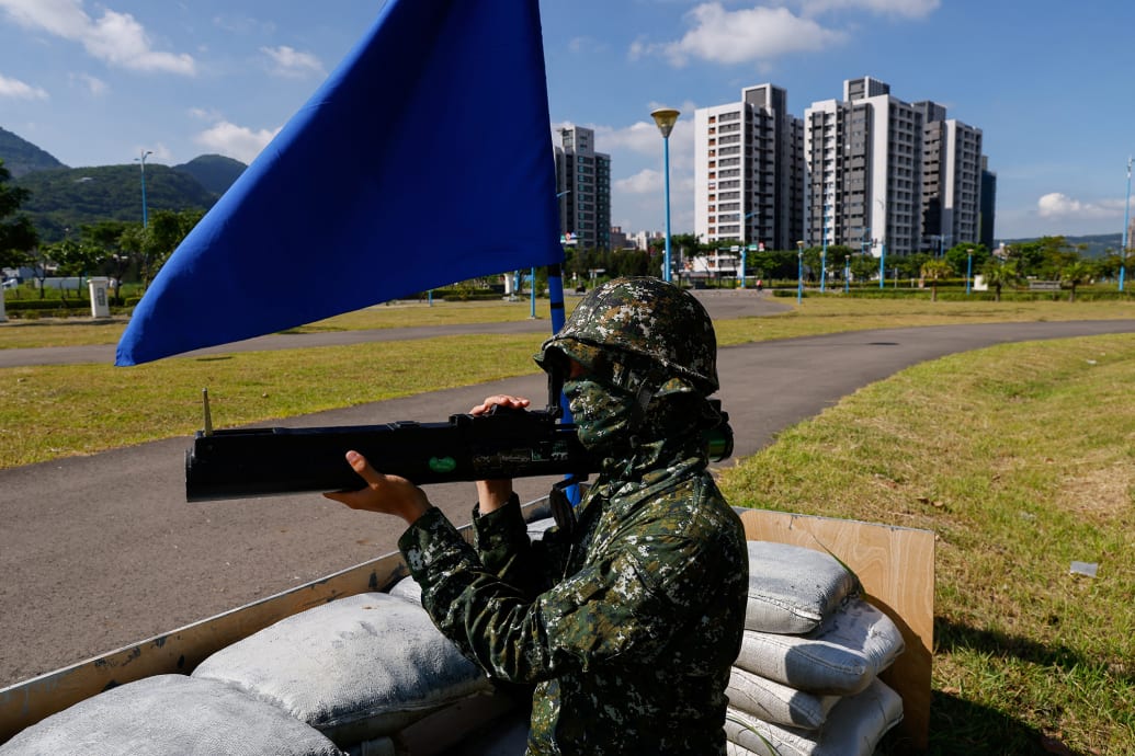 Una foto de un soldado apuntando con un lanzacohetes durante un ensayo de simulacro en la ciudad de New Taipei, Taiwán.