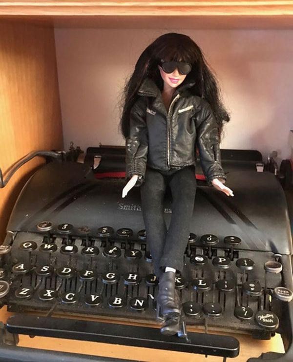 Una Barbie de la misma edad que el autor, pasando el rato en una máquina de escribir