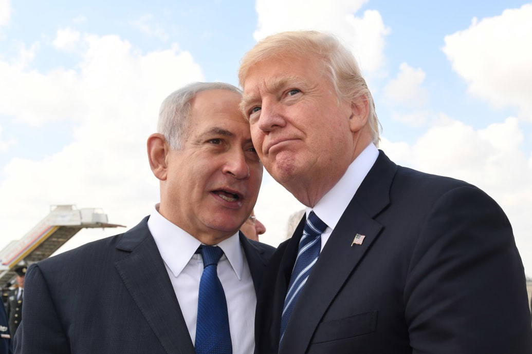 Una foto del primer ministro israelí, Benjamin Netanyahu, hablando con el expresidente de los Estados Unidos, Donald Trump.