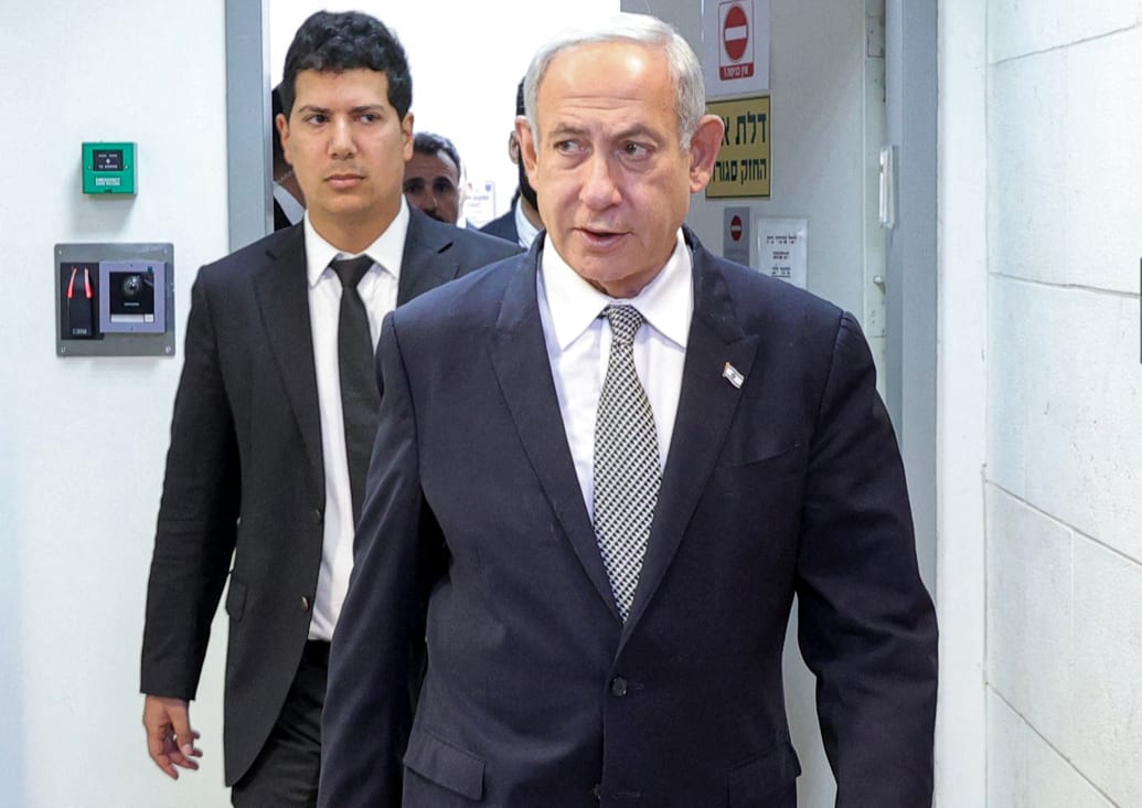 Una foto del primer ministro israelí, Benjamin Netanyahu, llegando a una audiencia.