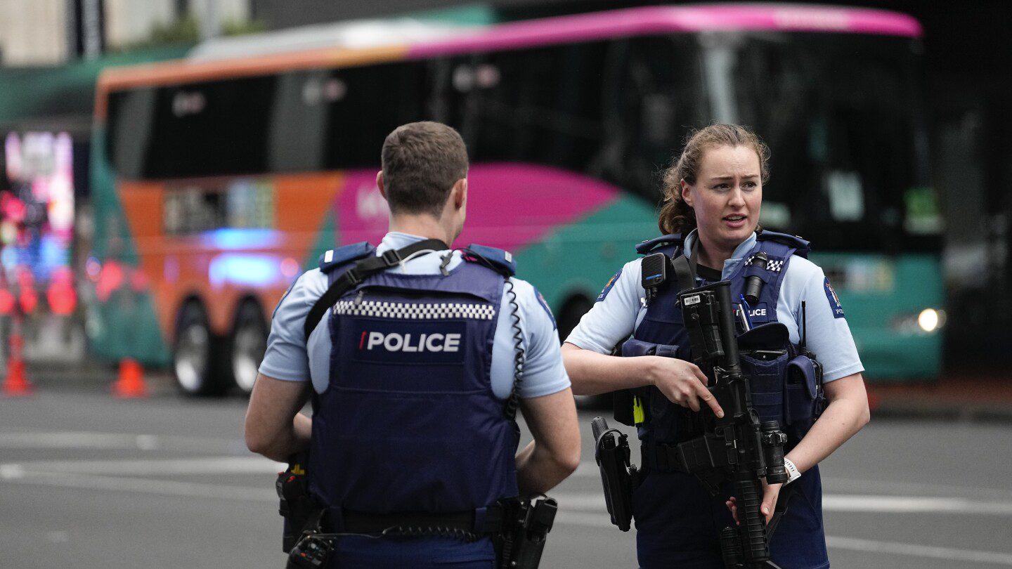 2 hombres muertos en tiroteo en Nueva Zelanda eran compañeros de trabajo del pistolero, que tenía un pasado violento
