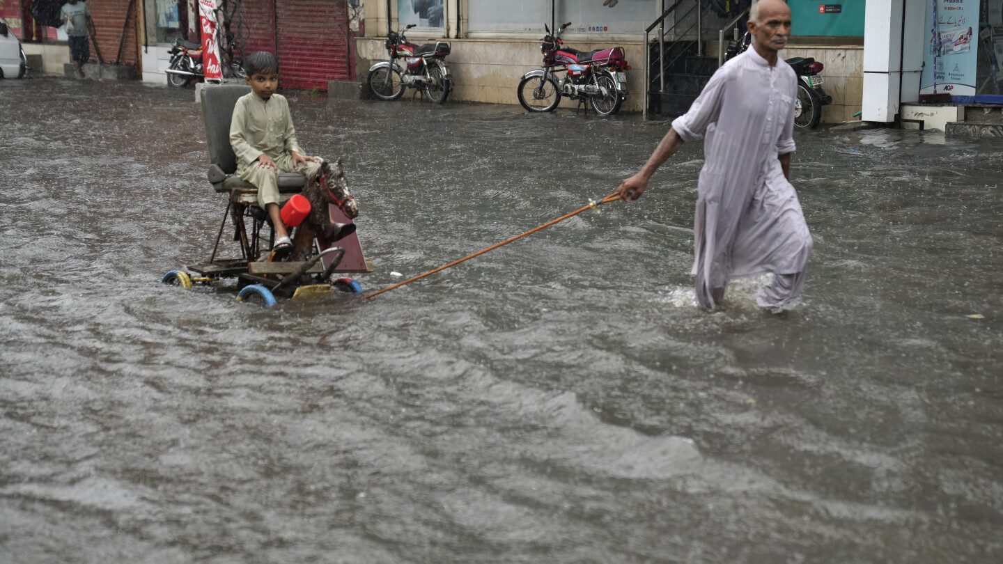 2 semanas de lluvias monzónicas en Pakistán han matado al menos a 55, incluidos 8 niños