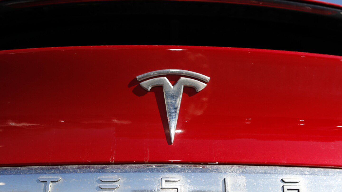 Accidente fatal de Tesla en California atrae a investigadores federales al lugar de la colisión frontal