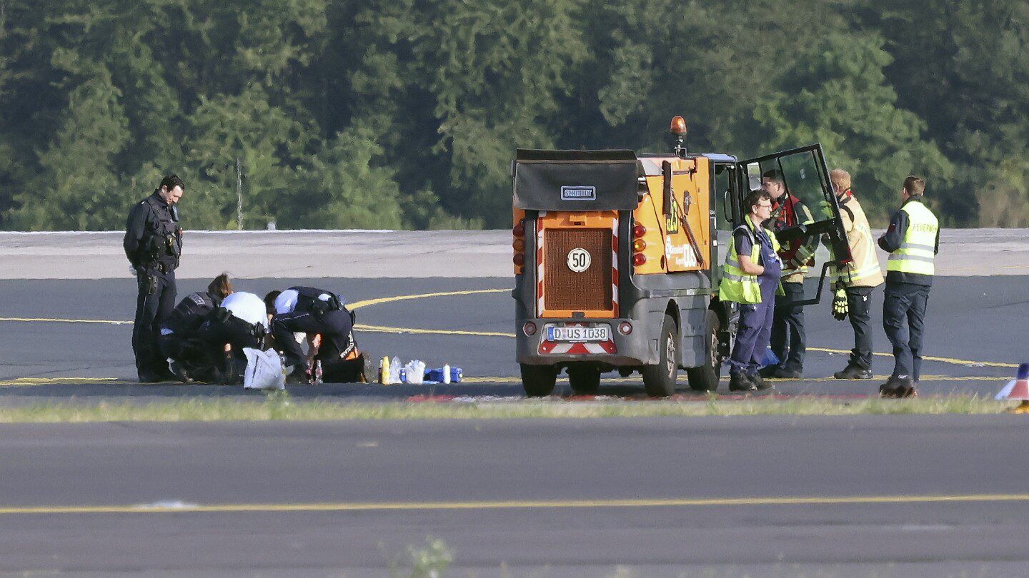 Activistas climáticos bloquean pistas en 2 aeropuertos alemanes, provocando numerosas cancelaciones de vuelos
