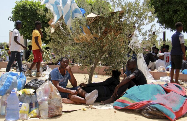 Al menos 15 migrantes murieron esta semana frente a las costas de Túnez y en una frontera desértica en medio de tensiones