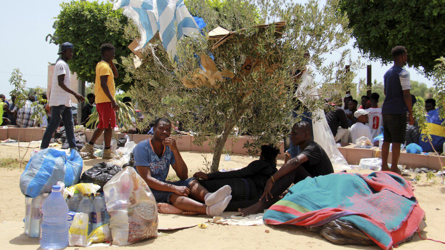 Al menos 15 migrantes murieron esta semana frente a las costas de Túnez y en una frontera desértica en medio de tensiones