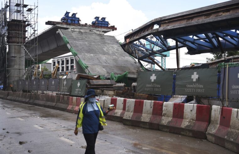 Al menos 2 muertos al derrumbarse carretera elevada en Bangkok