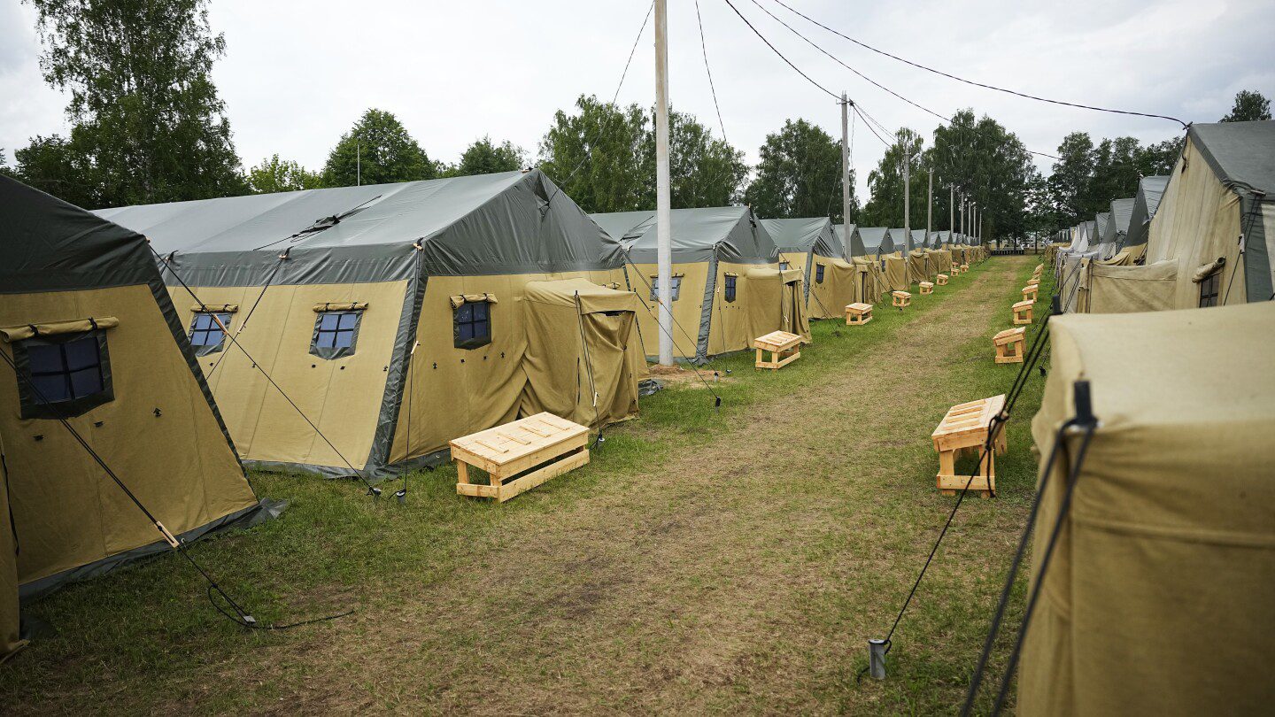 Bielorrusia muestra un campamento militar para albergar a los mercenarios Wagner de Rusia después de un motín fallido