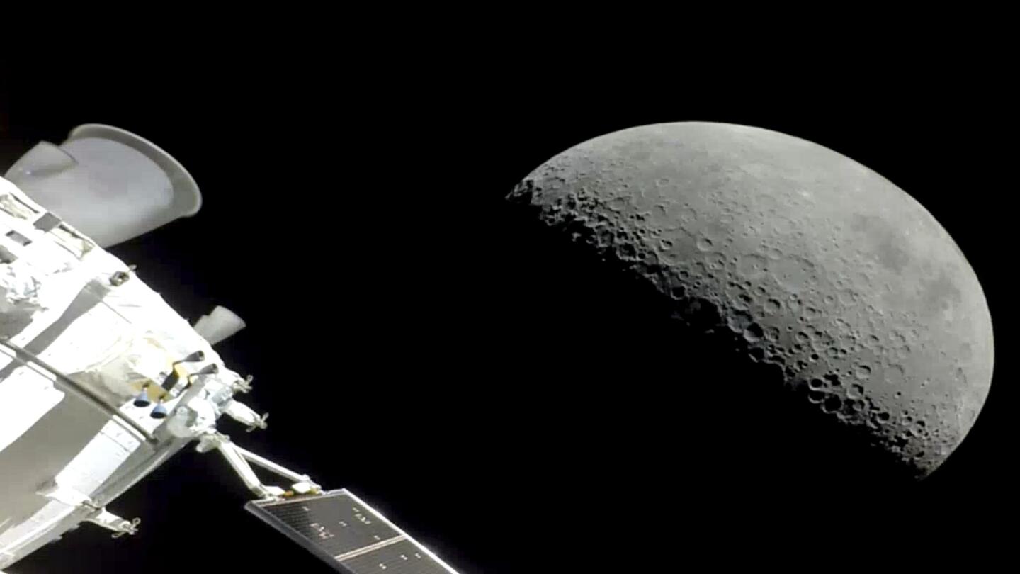 Cápsula de la NASA sobrevuela los sitios de aterrizaje del Apolo y se dirige a casa