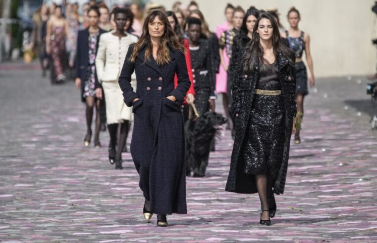 Chanel couture rend une ode discrète à l’élégance parisienne dans sa collection automne-hiver