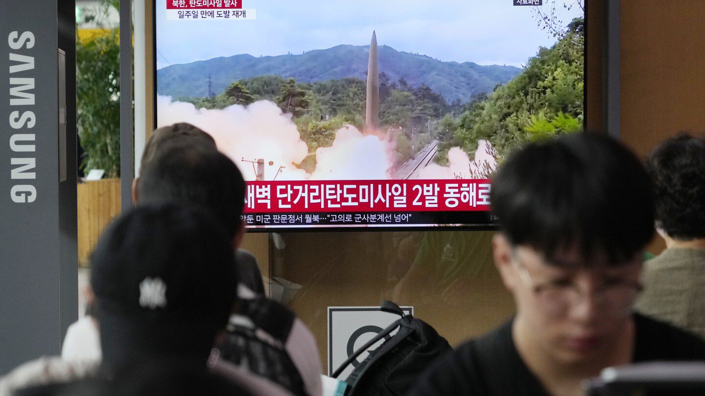 Corea del Norte dispara 2 misiles de corto alcance al mar mientras Estados Unidos atraca un submarino nuclear en Corea del Sur