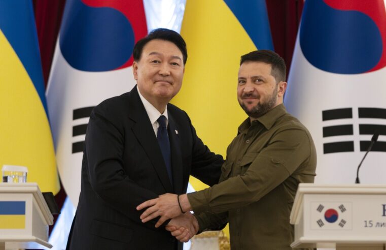 Corea del Sur ampliará su apoyo a Ucrania tras la visita sorpresa del presidente Yoon Suk Yeol