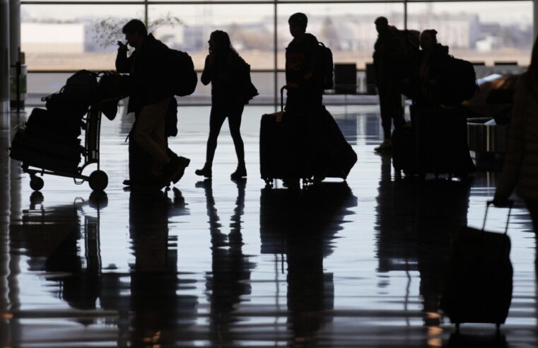 De compensar a los viajeros a la edad de jubilación de los pilotos, el Congreso retoma proyecto de ley de aviación